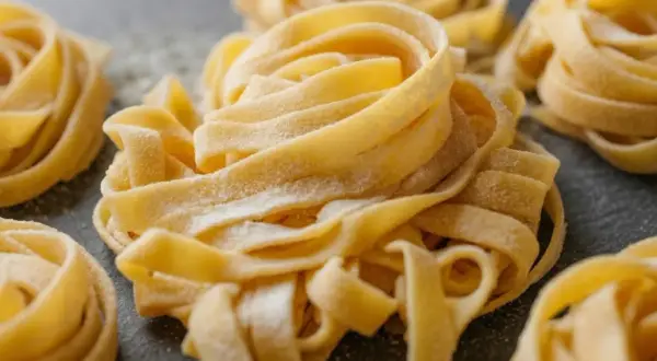 Nidi di pasta fresca, pronti per una deliziosa pasta fresca ricetta.