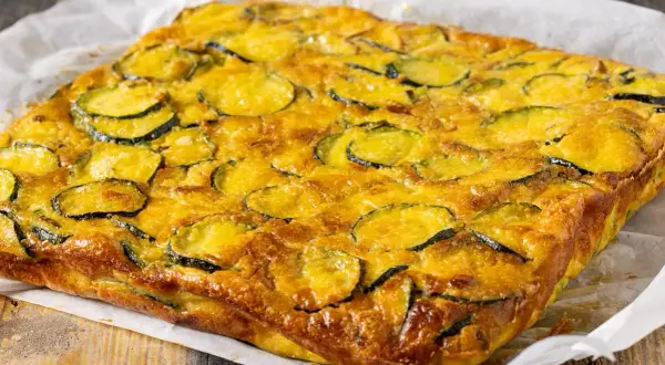 Una gustosa frittata di zucchine, dorata e soffice, pronta per essere gustata.