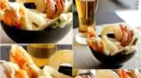 Gamberi e verdure croccanti, immersi in una leggera pastella per fritti, accompagnati da una birra bionda.