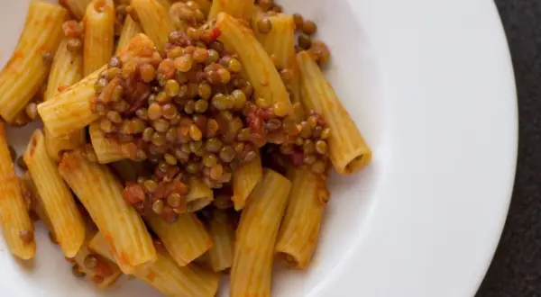 Rigatoni conditi con un saporito ragù di lenticchie, un piatto nutriente e gustoso.