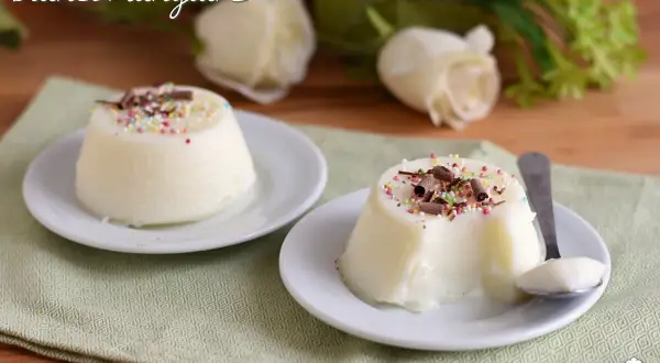 Due biancomangiare decorati con codette colorate e riccioli di cioccolato, pronti per essere gustati.