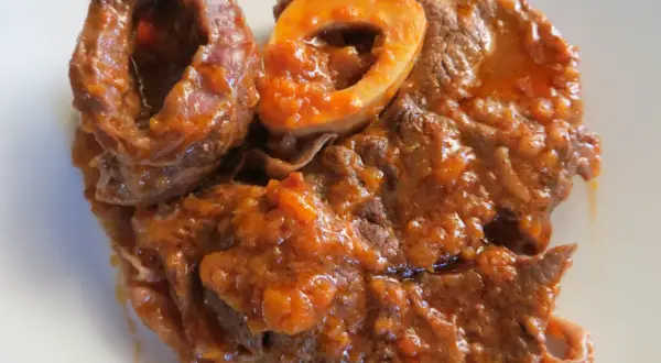 Ossobuco succulento in salsa, un'ottima ossobuco ricetta veloce per un pasto saporito.