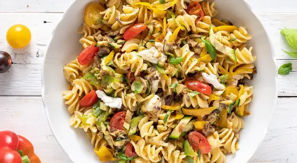 Fusilli con verdure fresche, pomodorini, mozzarella e basilico. Un piatto perfetto per la pasta estiva, leggero e colorato.