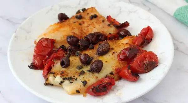 Filetti di merluzzo in friggitrice ad aria con pomodorini e olive nere. Un piatto leggero e saporito, pronto in pochi minuti.