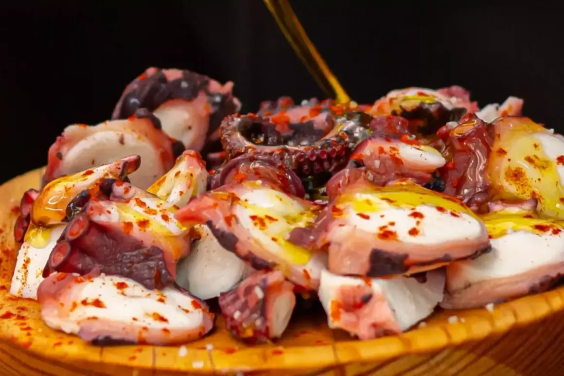 Pezzi di polpo succulento, conditi con olio e paprika, pronti per la cottura. Un piatto che celebra la bontà del mare.
