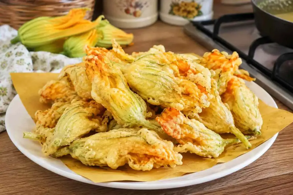 Fiori di zucca fritti, croccanti e dorati, preparati con una leggera pastella per fiori di zucca.