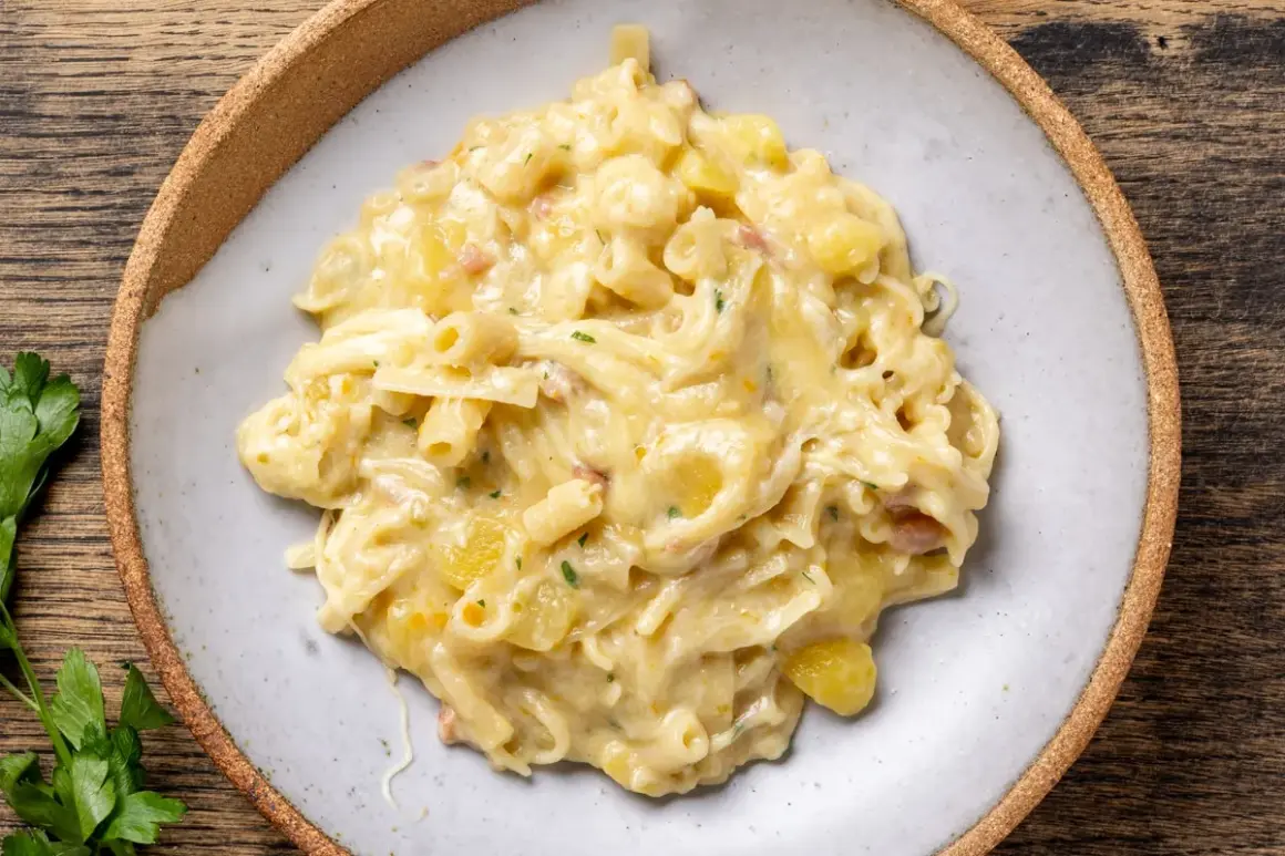 Un piatto invitante di pasta con patate cremosa, arricchita da pezzetti di pancetta e prezzemolo fresco.