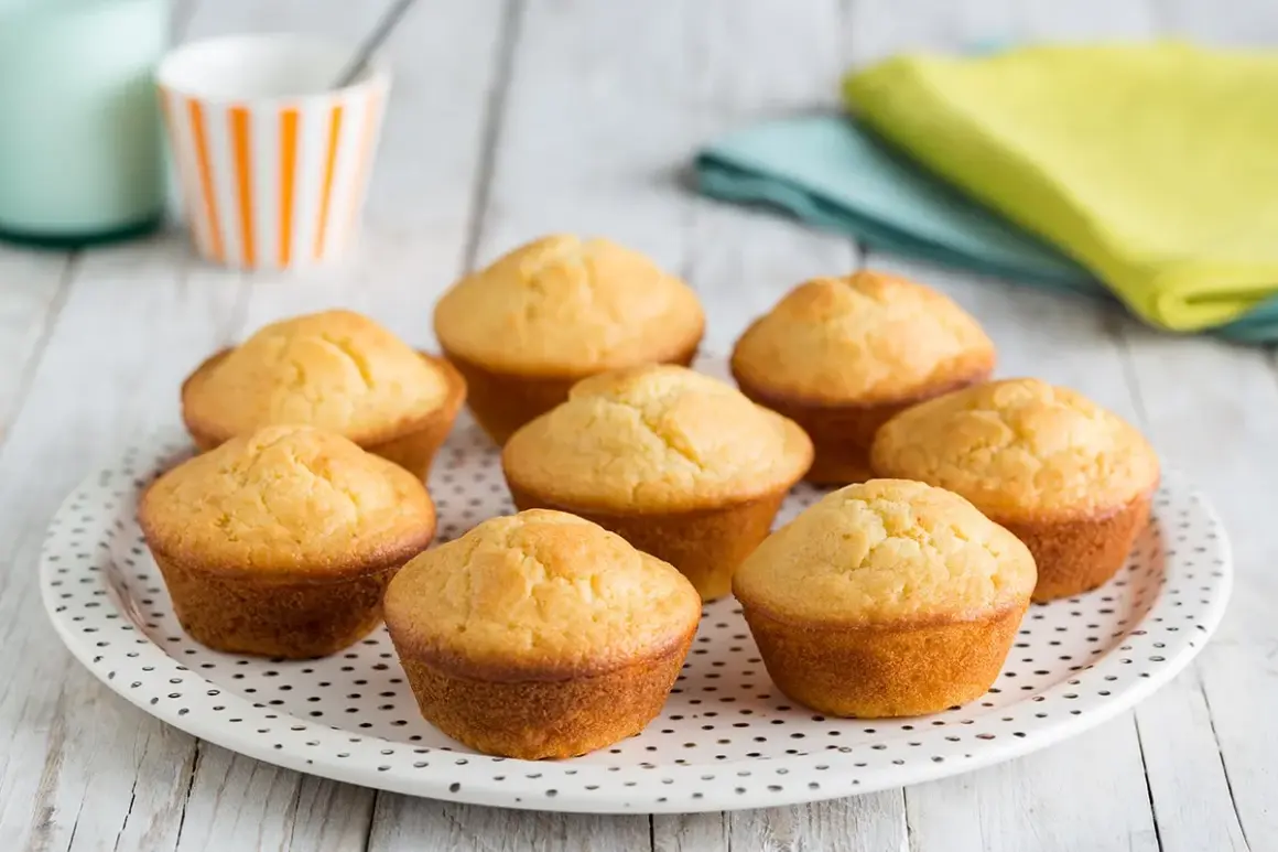 Morbidi muffin allo yogurt dorati, pronti per essere gustati.
