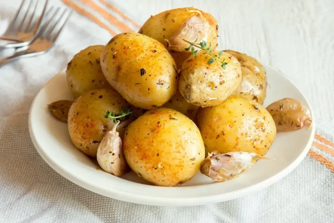 Patate lesse al microonde condite con erbe e aglio, pronte per essere gustate.