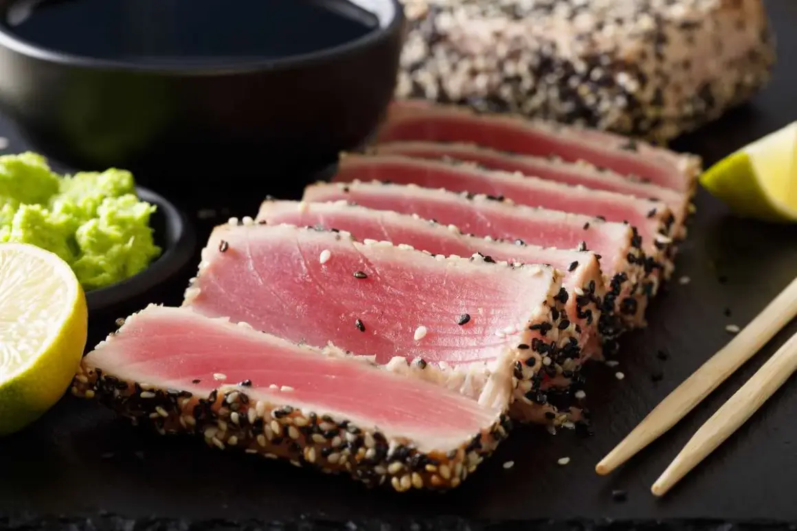 Tonno scottato in crosta di sesamo, perfetto per scoprire come cucinare il tonno fresco. Servito con lime, wasabi e salsa di soia.