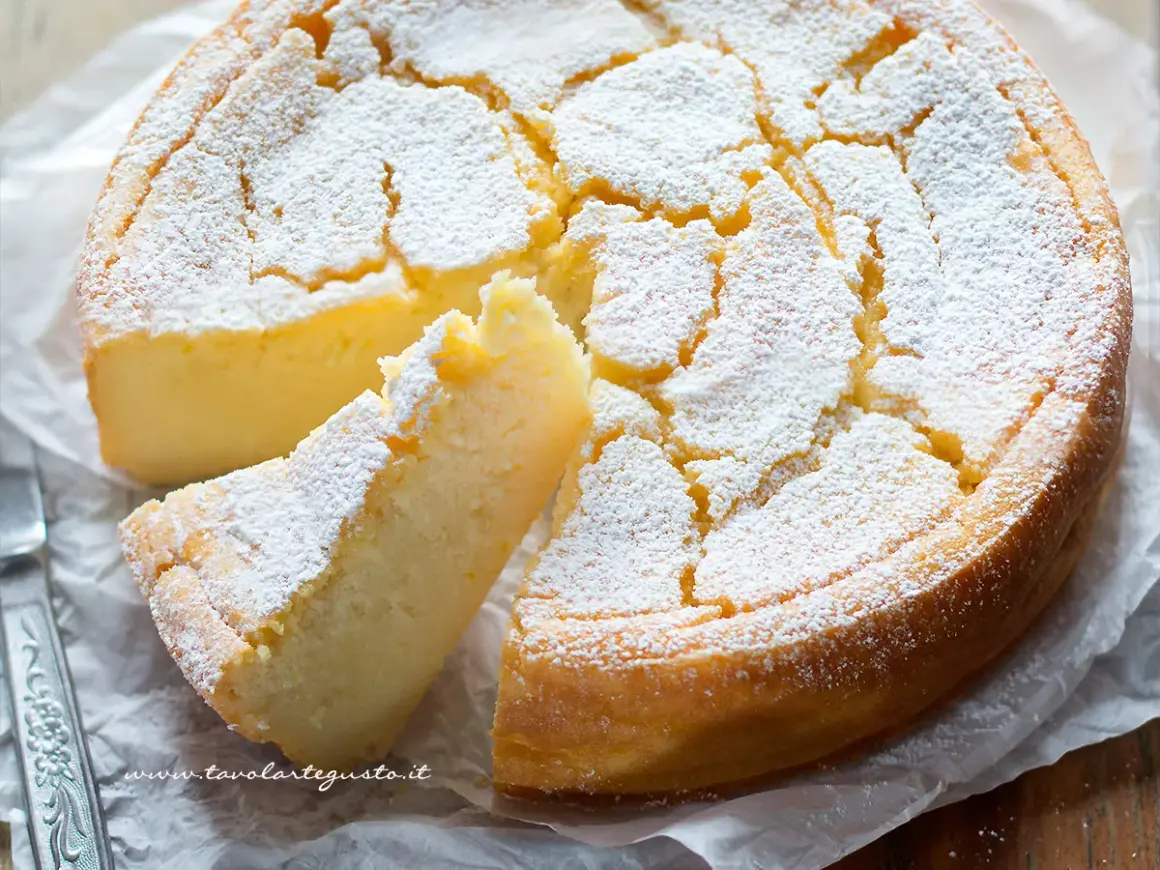 Migliaccio napoletano ricetta della nonna: soffice torta di semolino cosparsa di zucchero a velo, un dolce che sa di casa.