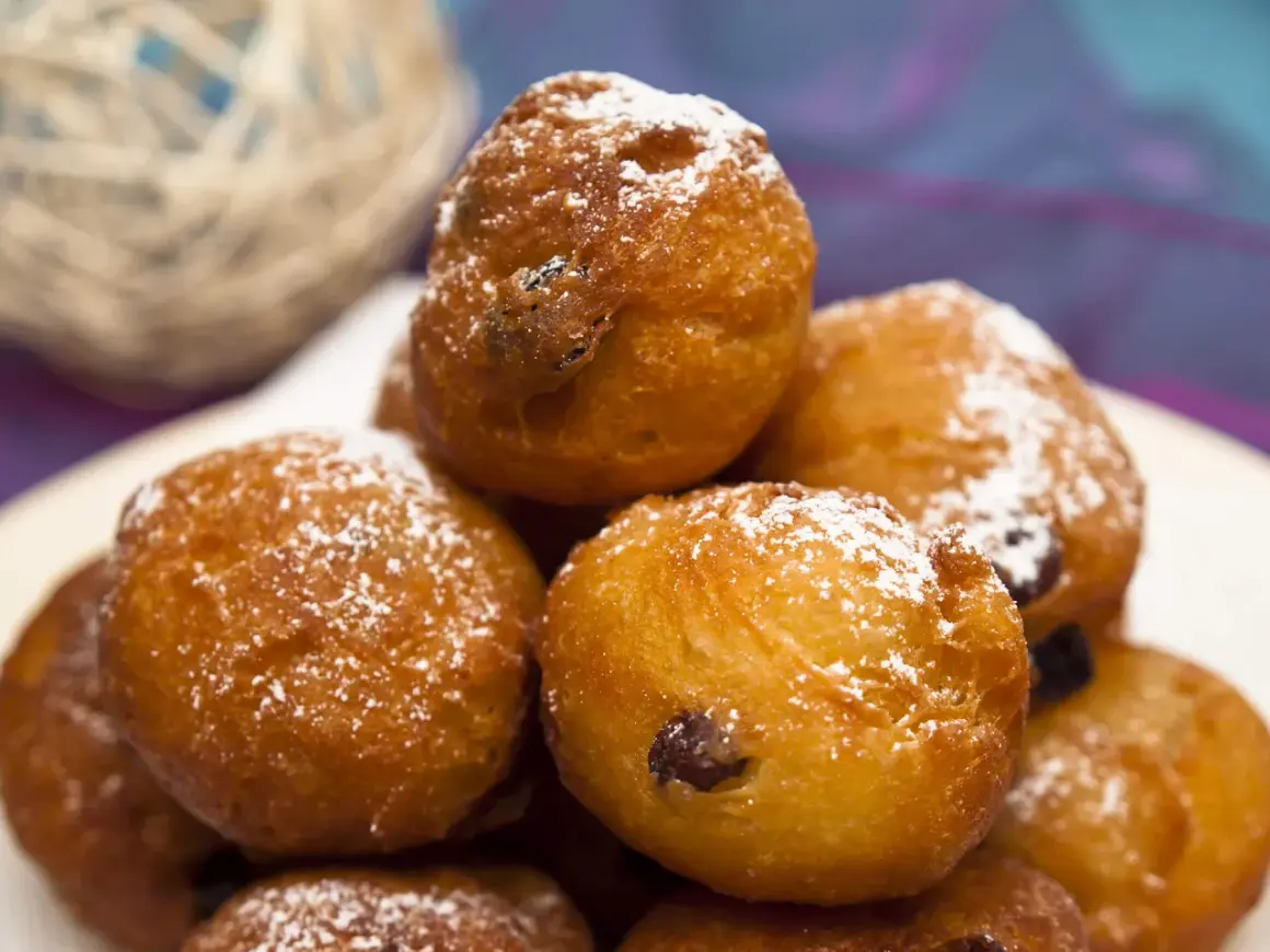 Frittelle di una volta, dorate e soffici, cosparse di zucchero a velo. Un dolce che sa di casa e di ricordi felici.