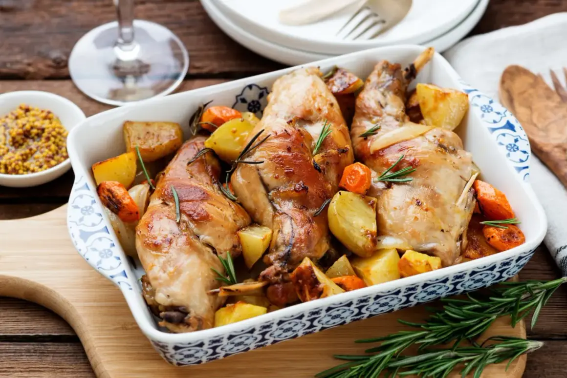 Delizioso coniglio al forno con patate e carote, profumato al rosmarino. Un piatto rustico e saporito, pronto per essere gustato.