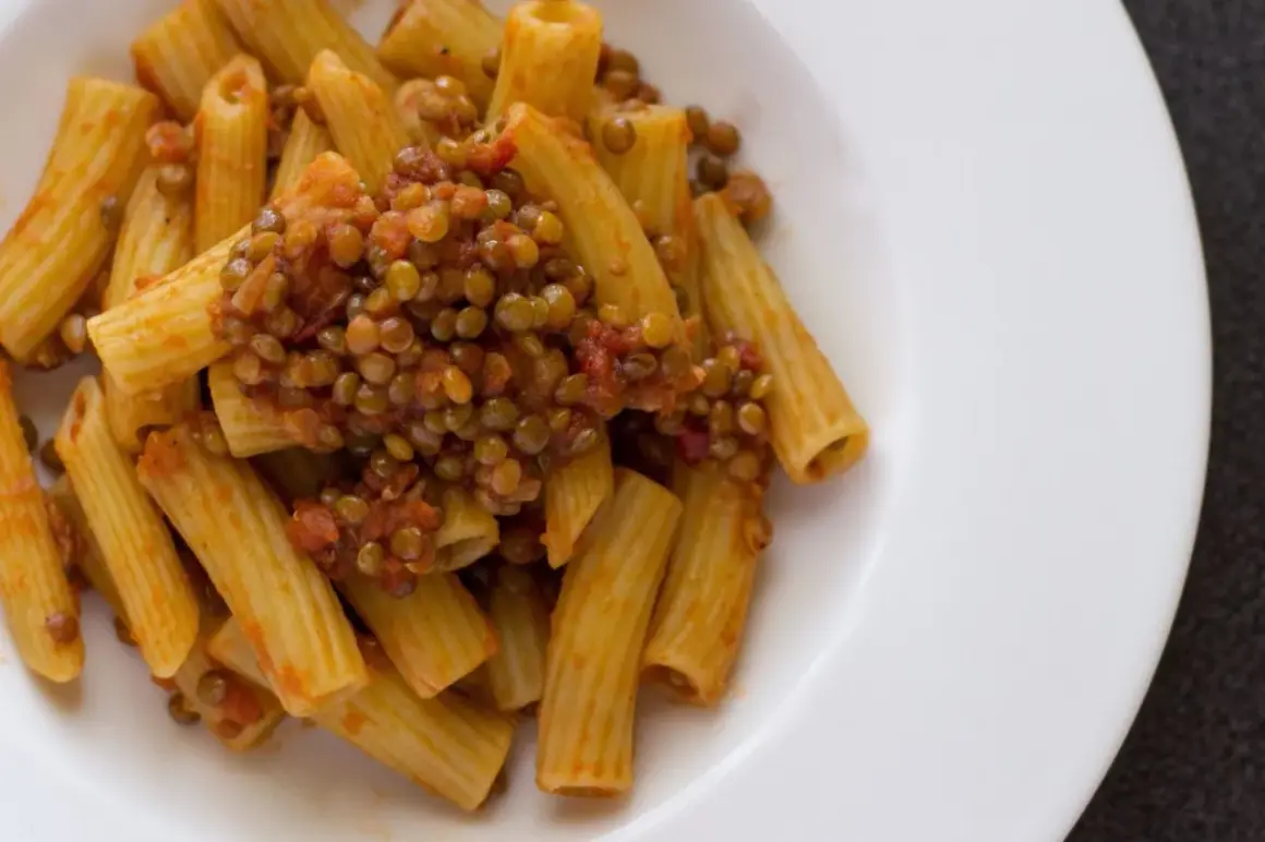 Rigatoni conditi con un saporito ragù di lenticchie, un piatto nutriente e gustoso.
