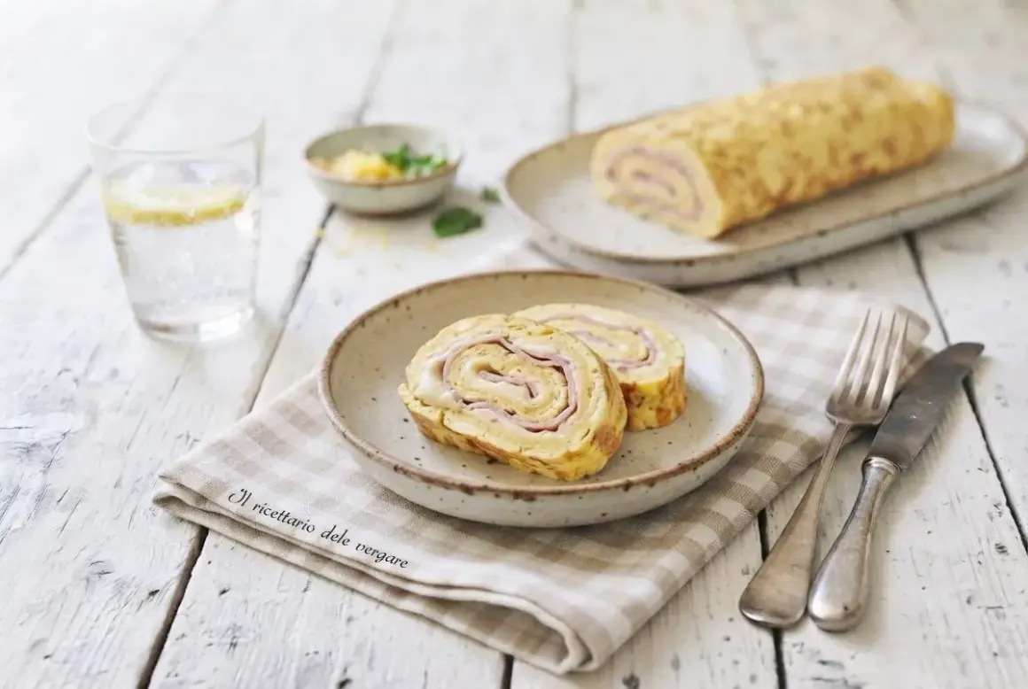 Delizioso rotolo di frittata con prosciutto e formaggio, servito su un piatto con una forchetta e un coltello.