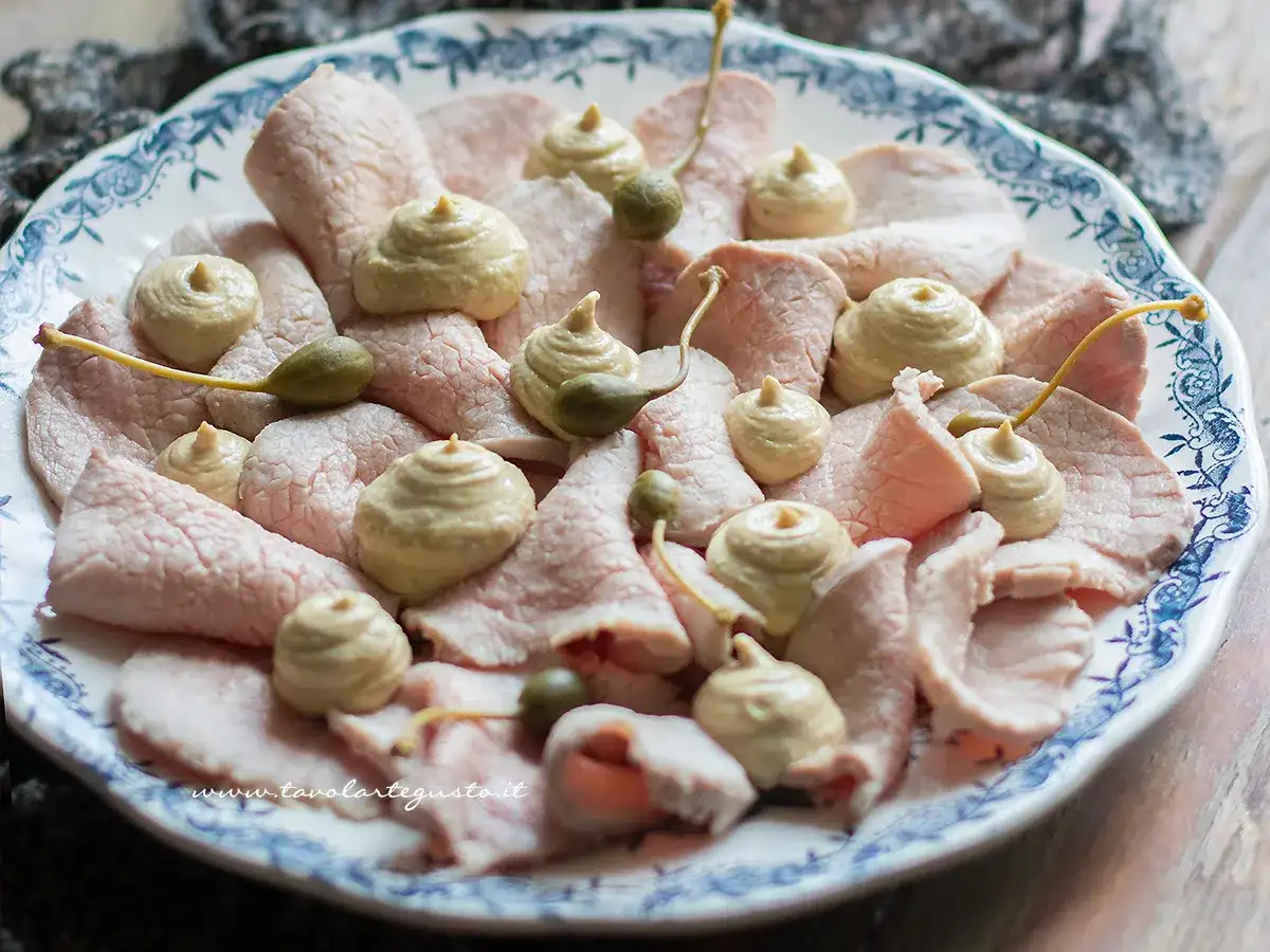 Vitello tonnato piemontese tenero e cremoso, senza errori