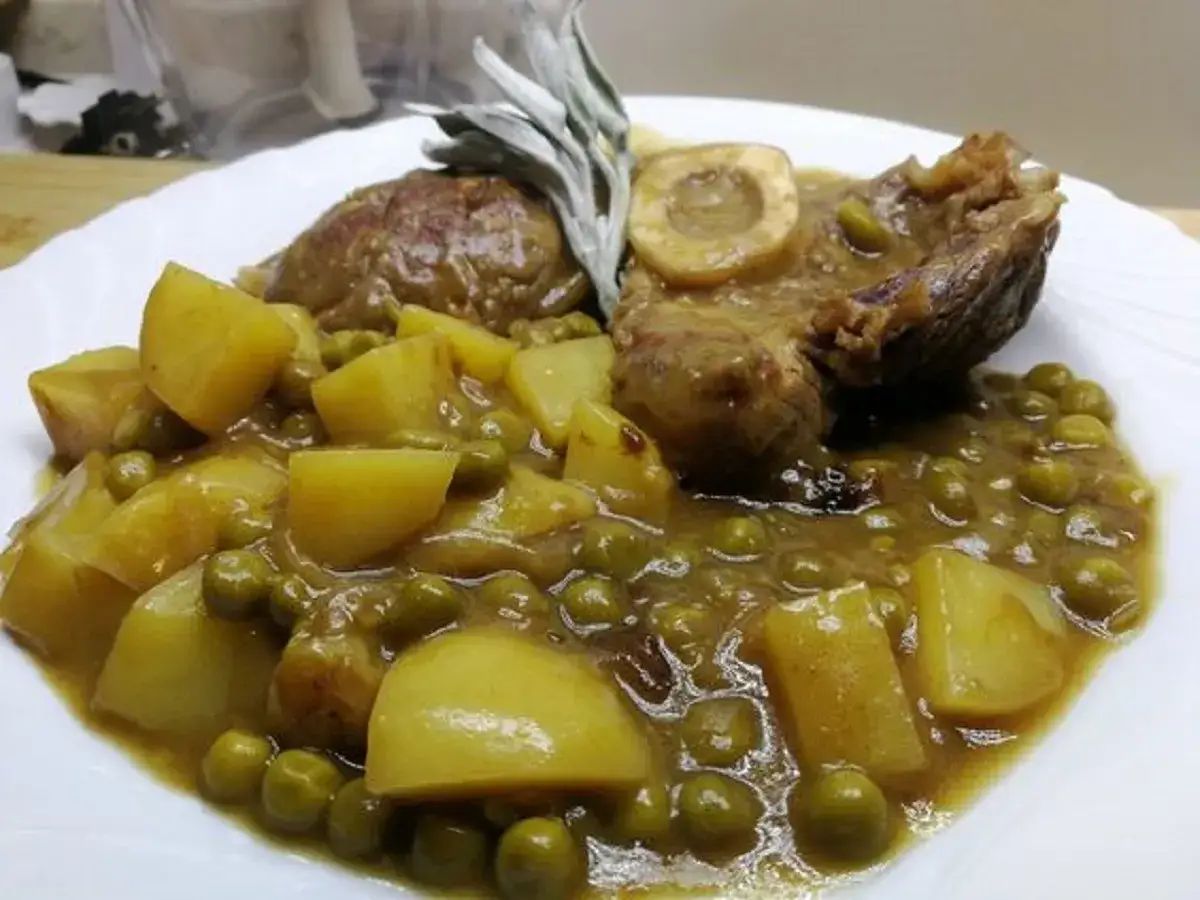 Ossobuco con patate e piselli, un'ottima ricetta veloce per un piatto saporito e confortante.