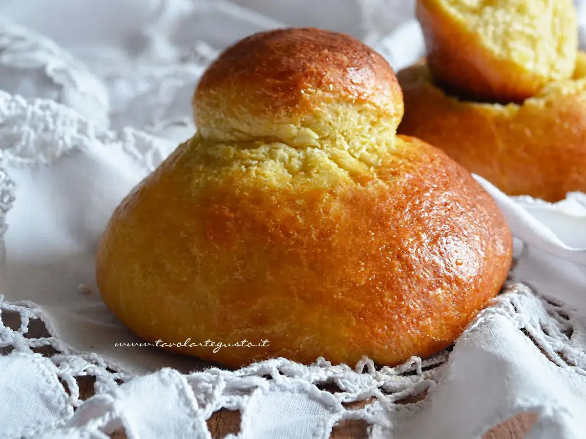 Brioche col tuppo dorate e soffici, pronte per essere gustate con granita o crema.
