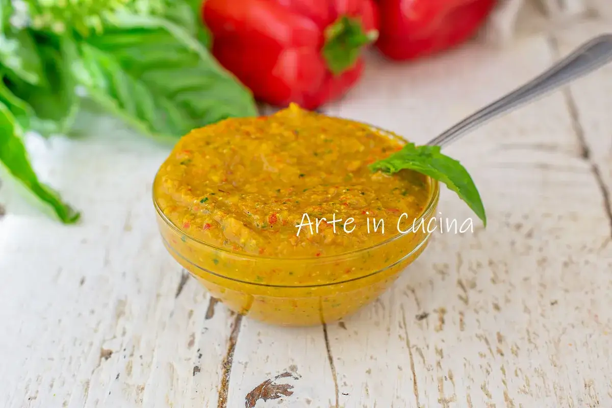 Pesto di peperoni fatto in casa, un condimento saporito e colorato, pronto per insaporire i tuoi piatti.