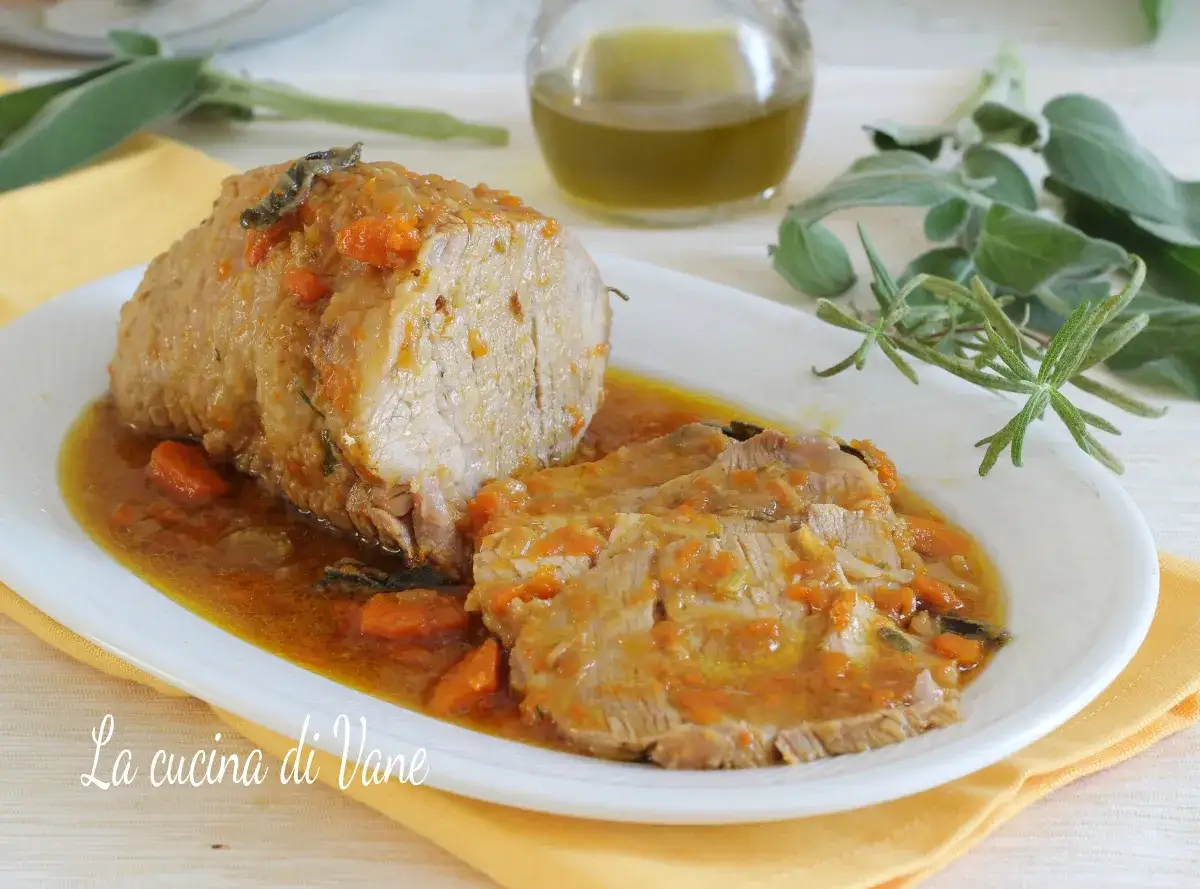 Succulento arrosto di vitello, affettato e immerso in un sugo ricco con carote e erbe aromatiche. Un piatto che profuma di casa.