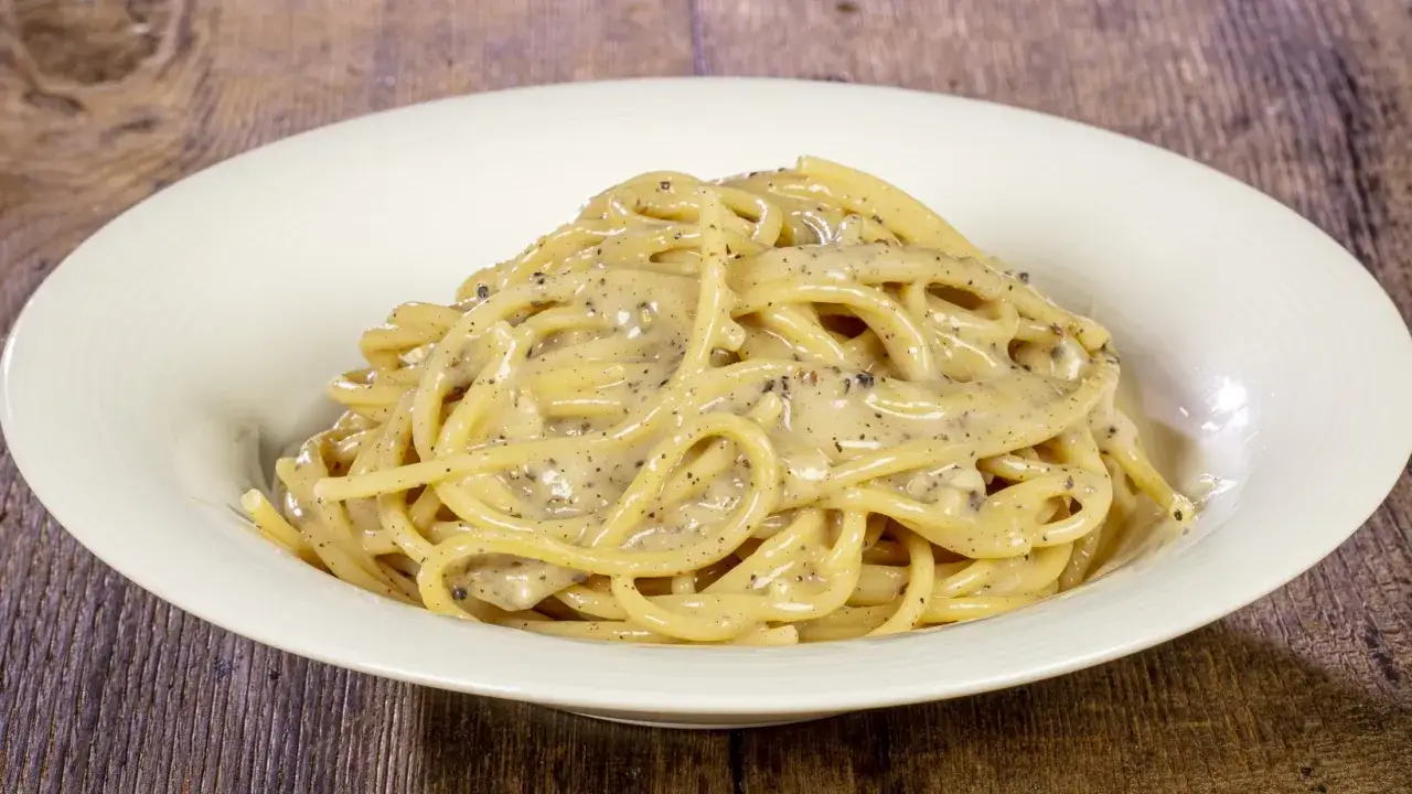 Spaghetti cremosi con la classica cacio e pepe ricetta, un piatto semplice ma delizioso.