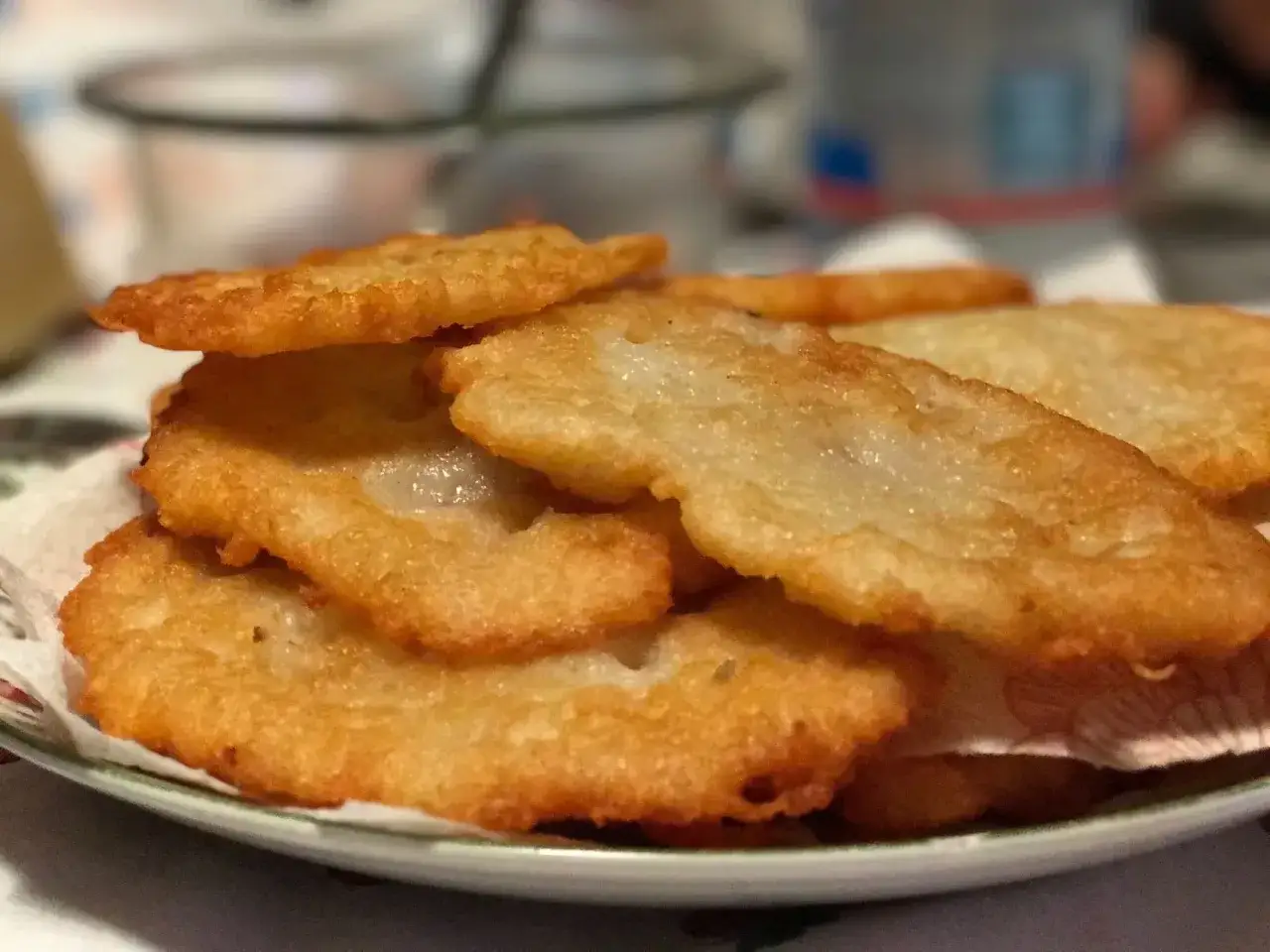 Un piatto di tortel di patate dorati e croccanti, pronti per essere gustati.