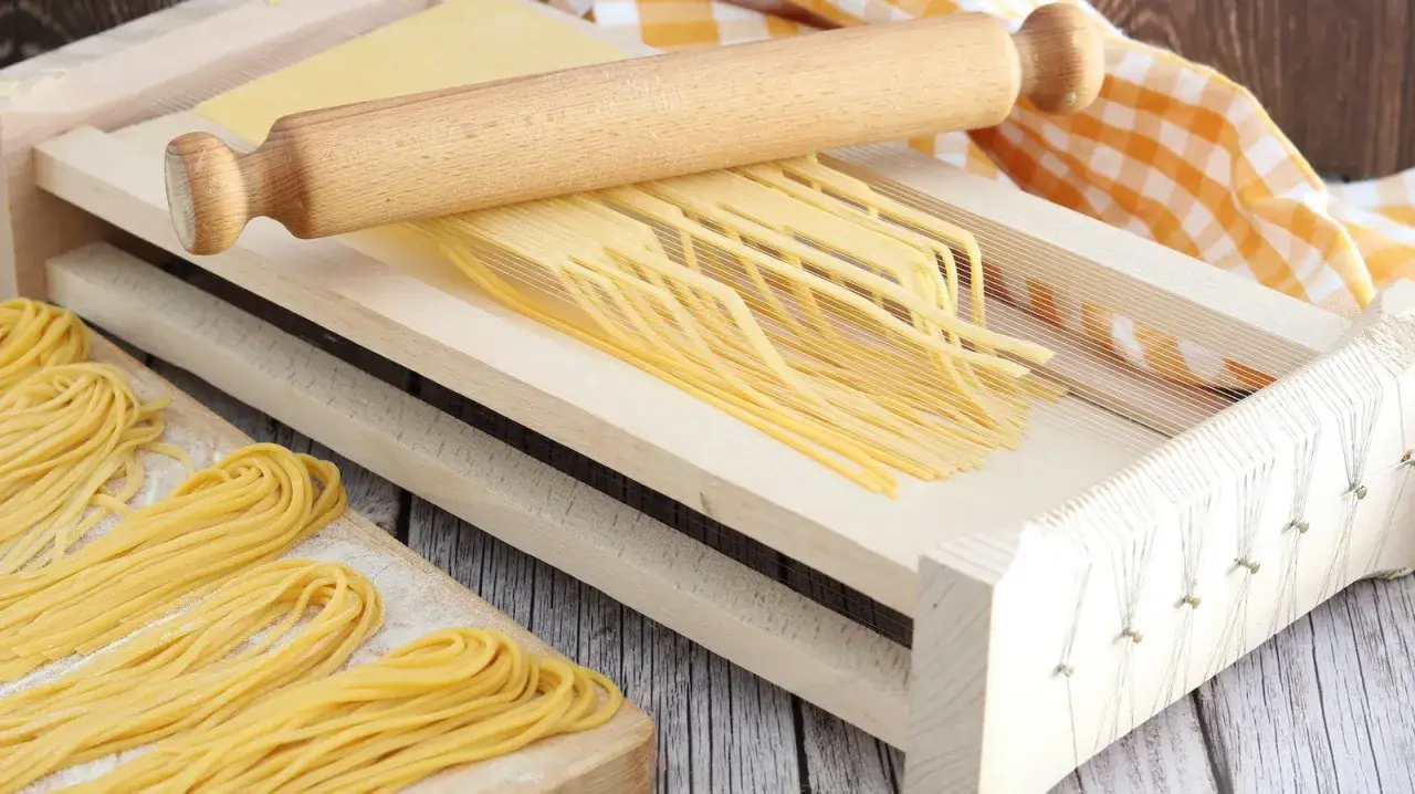 Pasta fresca fatta in casa con la chitarra, pronta per diventare spaghetti alla chitarra.