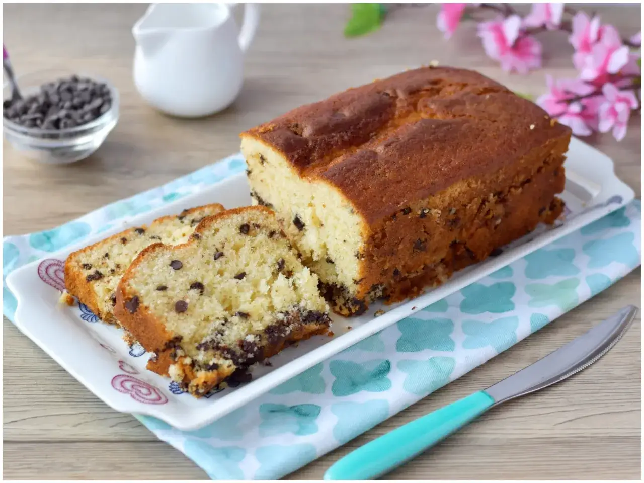 Plumcake con gocce di cioccolato, soffice e invitante, pronto per essere gustato.