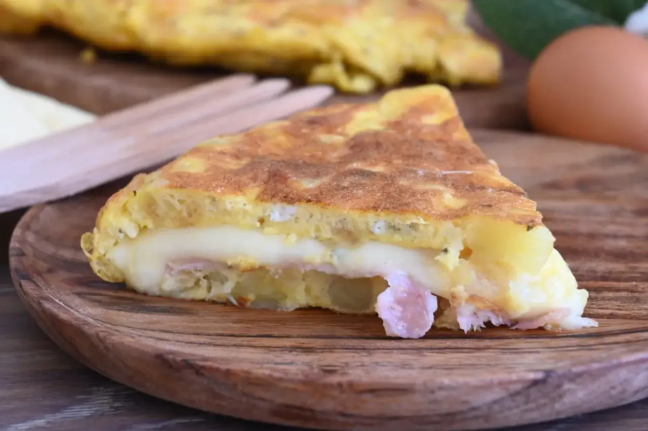 Una fetta di torta di patate e formaggio filante, perfetta per una ricetta veloce e gustosa.