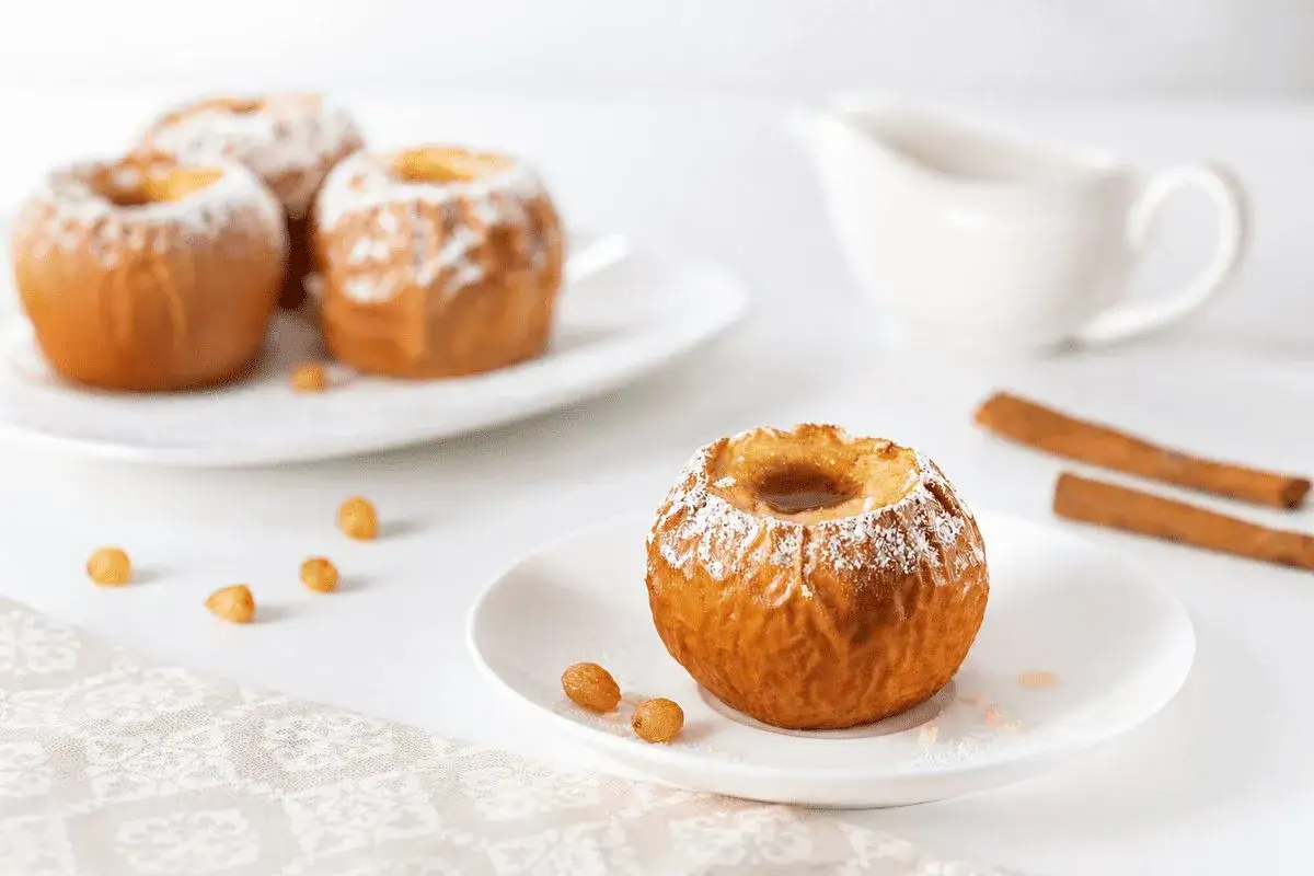 Mele cotte in friggitrice ad aria, spolverate di zucchero a velo, con cannella e uvetta. Un dolce semplice e delizioso.