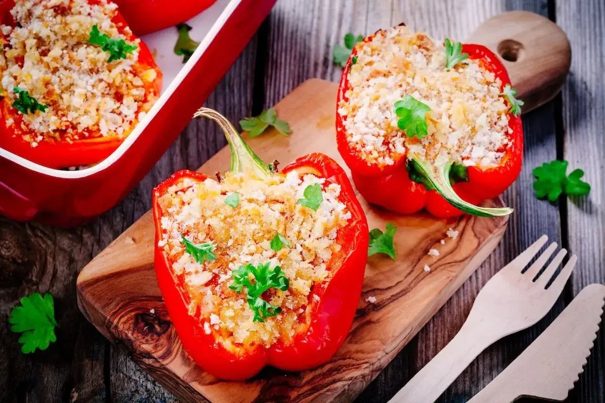 Peperoni ripieni senza carne, dorati e profumati, pronti per essere gustati.