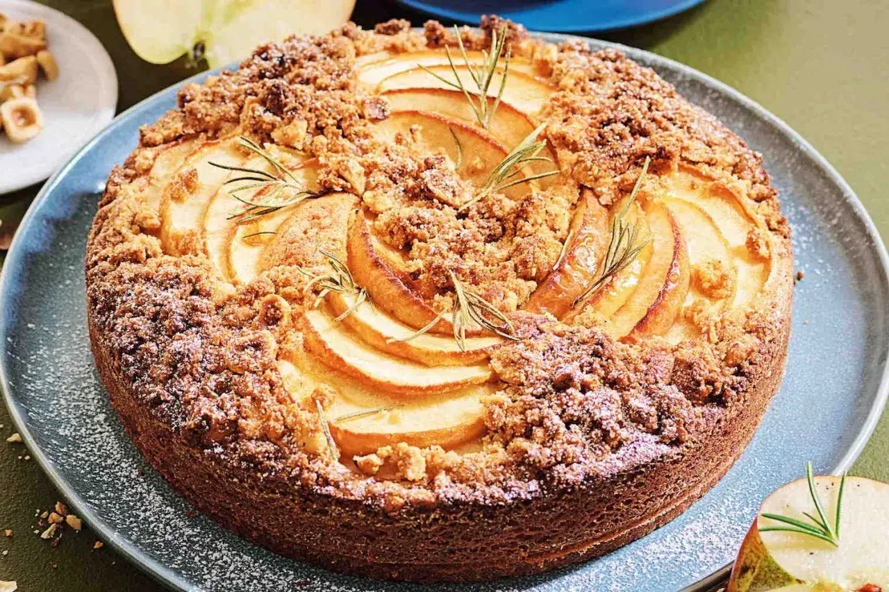 Delizioso crumble di mele con rosmarino, cosparso di zucchero a velo, pronto per essere gustato.