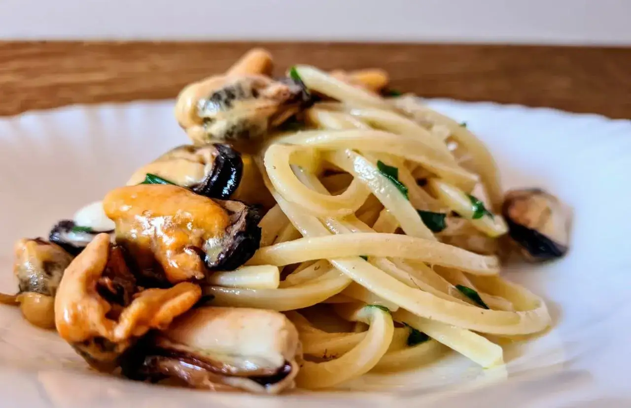 Spaghetti con le cozze in bianco, un piatto semplice e gustoso, con pasta fresca e cozze succulente.