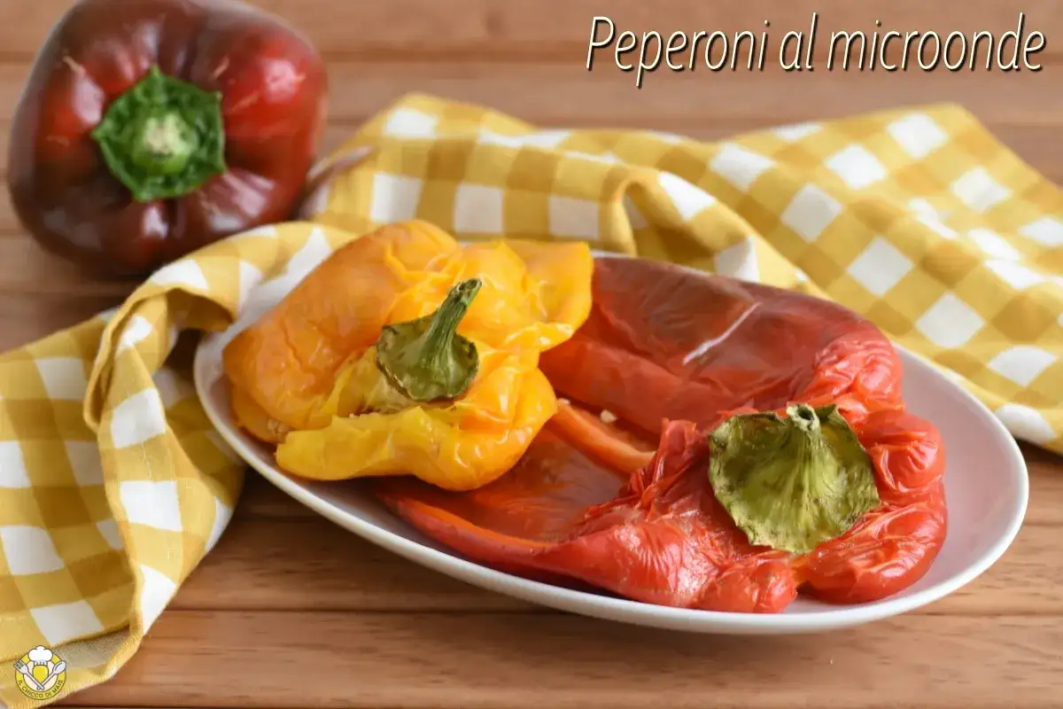 Peperoni al microonde cotti e pronti da gustare, su un piatto bianco con tovagliolo a quadretti gialli.