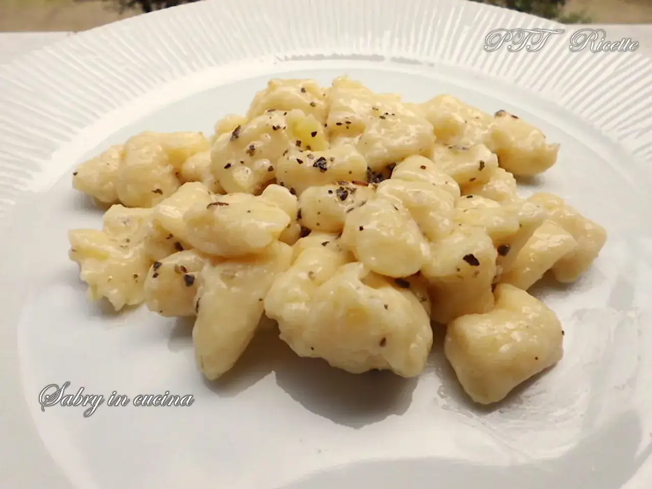 Gnocchi di ricotta soffici e cremosi, conditi con una salsa leggera e pepe nero macinato fresco.