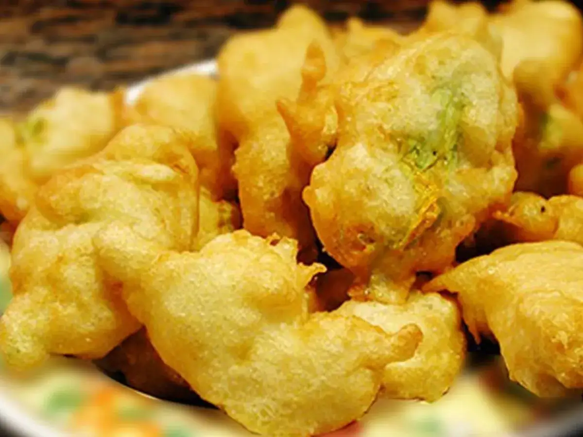 Fiori di zucca dorati e croccanti, immersi in una pastella per fritti perfetta. Un antipasto irresistibile.