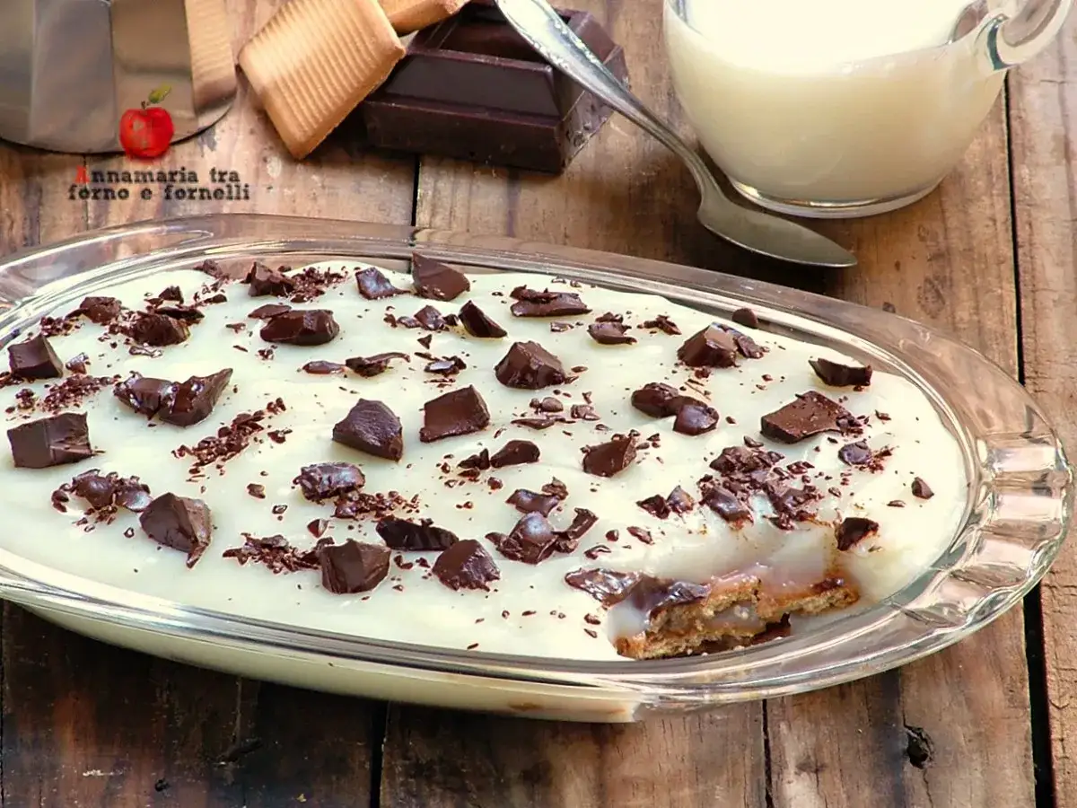 Deliziosa crema al latte in una pirofila, ricoperta di cioccolato fondente a pezzi e scaglie. Perfetta per un dolce momento.