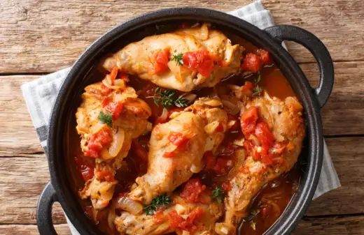 Coniglio all’ischitana, la ricetta lenta dal sugo profumato