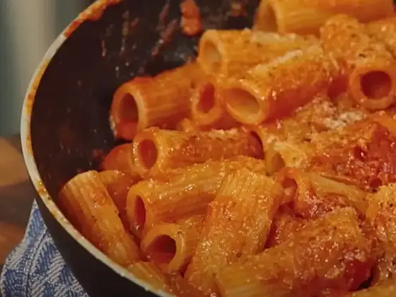 Pasta alla zozzona cremosa, il segreto è mantecare fuori dal fuoco