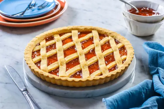 Crostata alla marmellata friabile e dorata, la ricetta di casa