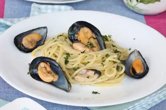 Spaghetti con le cozze in bianco cremosi senza panna