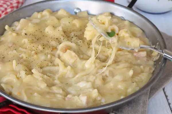 Un primo piatto cremoso e filante: pasta e patate alla napoletana, con un pizzico di pepe nero.