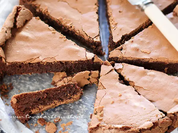 Fetta di torta tenerina al cioccolato, con crosta croccante e interno morbido, pronta per essere gustata.