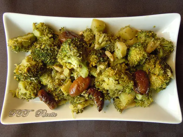 Broccoli in padella con patate e olive, un contorno saporito e colorato.
