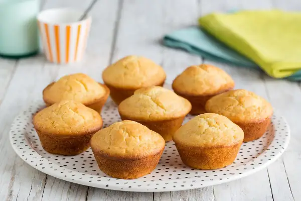 Morbidi muffin allo yogurt dorati, pronti per essere gustati.