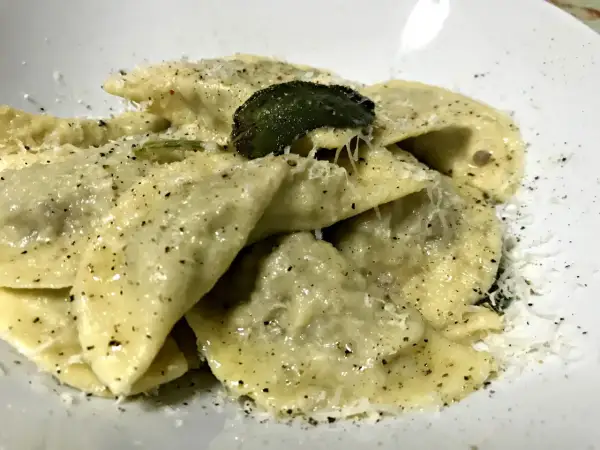 Casoncelli alla bergamasca conditi con burro, salvia e abbondante parmigiano. Un piatto che sa di casa.
