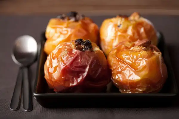 Mele cotte in friggitrice ad aria, caramellate e ripiene di uvetta e mandorle. Un dolce semplice e goloso.
