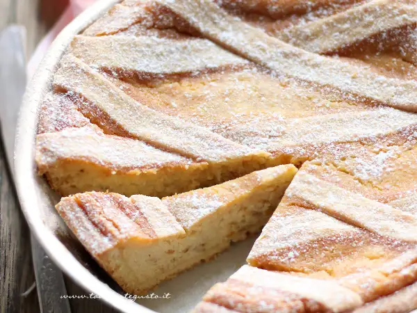 Pastiera napoletana con la sua croccante pasta frolla, cosparsa di zucchero a velo.