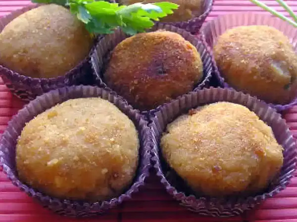 Deliziose polpette di tonno dorate, pronte per essere gustate.