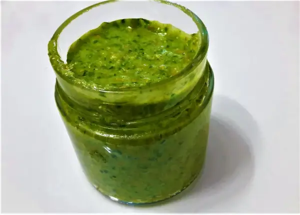 Un vasetto di pesto fatto in casa con il Bimby, pronto per condire la pasta.